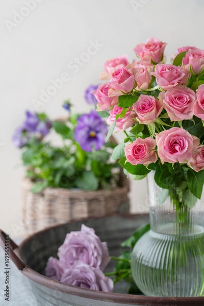 Obraz ピンク色のバラと紫色のビオラ