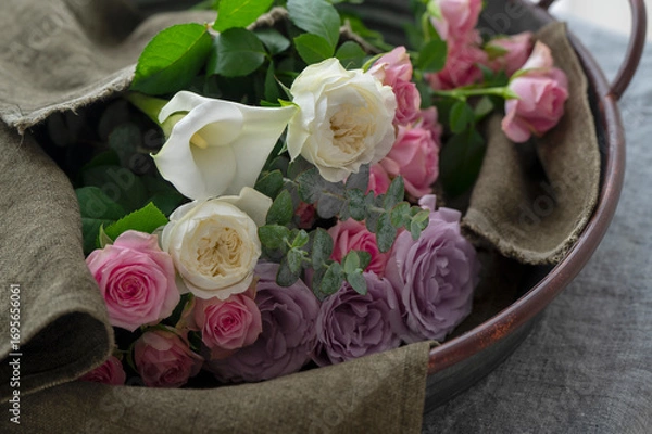 Obraz 三色のバラと白いカラーの花　calla