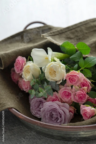 Obraz 三色のバラと白いカラーの花　calla