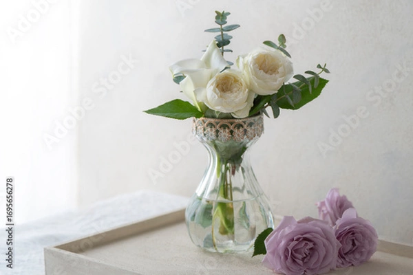 Obraz 白いバラと紫のバラ　ユーカリ 　