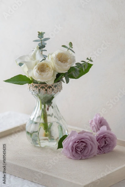 Obraz 白いバラと紫のバラ　ユーカリ 　