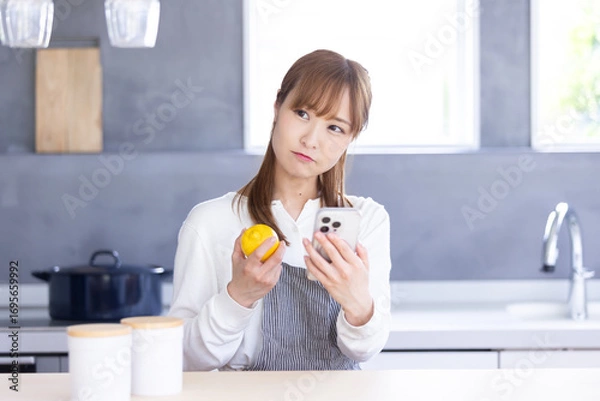 Obraz レシピを検索する女性　recipes