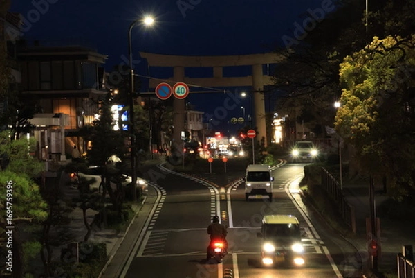 Fototapeta 鎌倉若宮大路の一の鳥居付近の車の往来　夜景