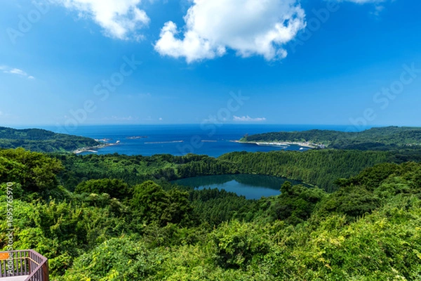 Fototapeta 【秋田県男鹿半島】八望台から眺める日本海の絶景。爆裂火口でできた戸賀湾は年中穏やかな湾。
