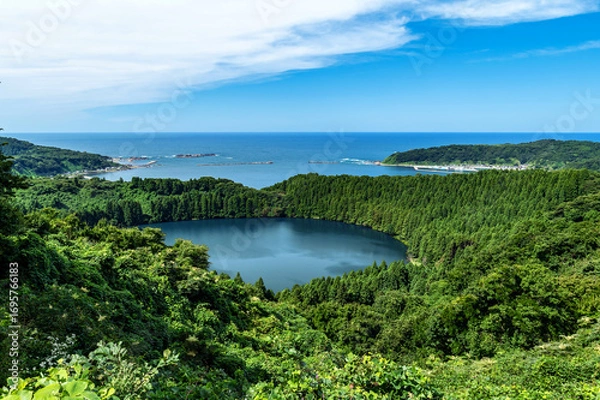 Fototapeta 【秋田県男鹿半島】八望台から眺める日本海の絶景。爆裂火口でできた戸賀湾は年中穏やかな湾。
