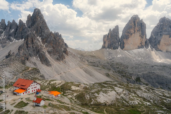 Fototapeta high mountain landscape in the alps with a refuge at Tre time di lava redo