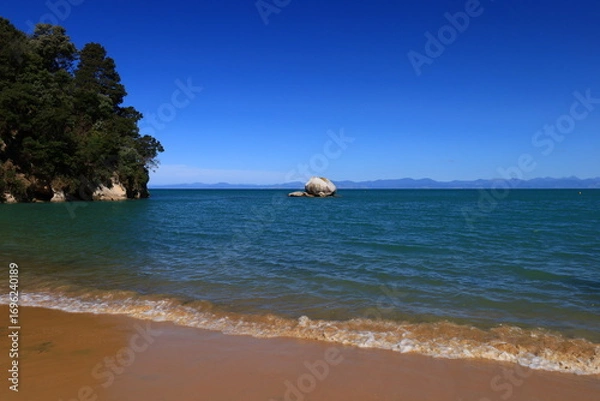 Fototapeta Split Apple Rock is a geological rock formation in Tasman Bay, New Zealand
