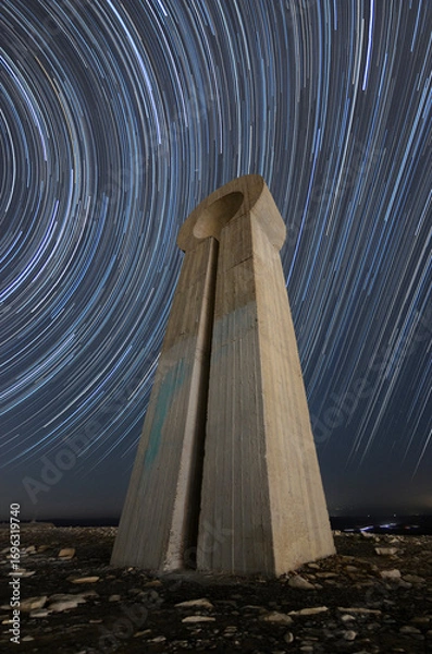 Obraz concrete monument/structure in the Negev desert under star trails