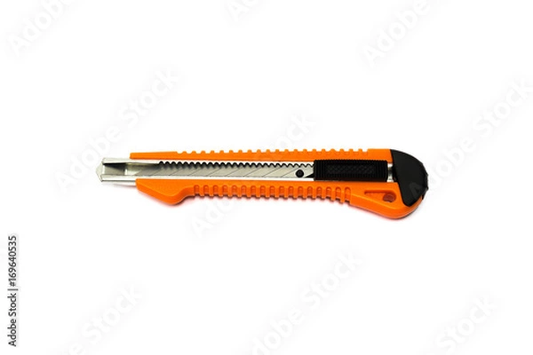 Fototapeta มีดคัดเตอร์สีส้มบนพื้นหลังสีขาว