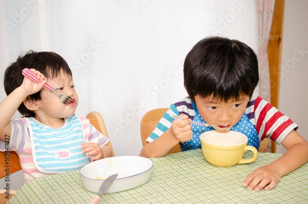 Fototapeta 食事をする子供
