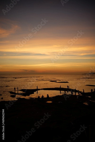 Fototapeta 沈む夕日を見る人々