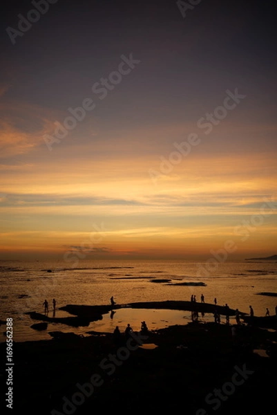 Fototapeta 沈む夕日を見る人々