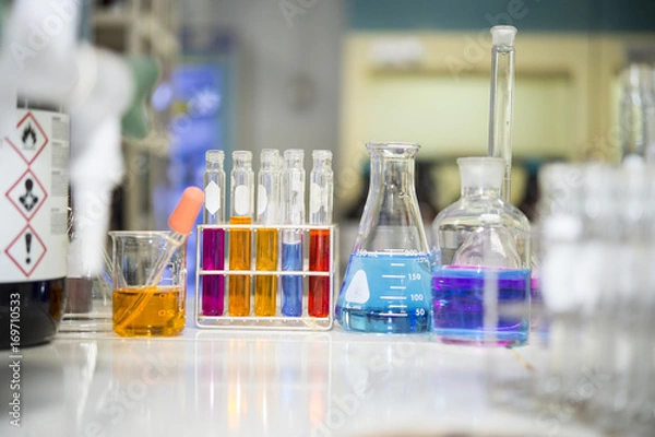 Fototapeta Asian scientists are experimenting with chemistry in the laboratory.