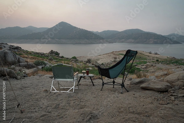 Fototapeta キャンプ場の朝焼けを見ながらコーヒーを飲む