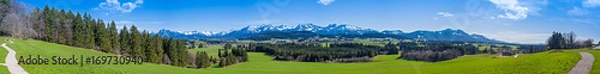 Obraz Szlak turystyczny przez Allgäu z widokiem na Alpy - panorama w wysokiej rozdzielczości