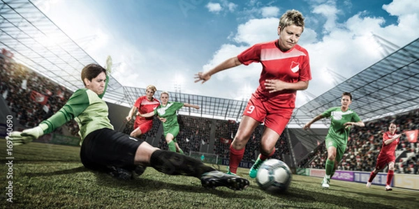Fototapeta Frauenfußball - Angriff am Torwart vorbei