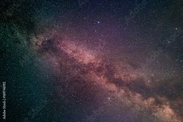 Obraz Droga Mleczna i Trójkąt Letni składające się z jasnych gwiazd Altair, Deneb, Vega, widziane z wieży Luitpold w Lesie Palatynackim w pobliżu Merzalben w Niemczech.