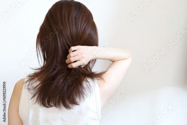 Fototapeta 髪の毛を触る女性　ヘアケア