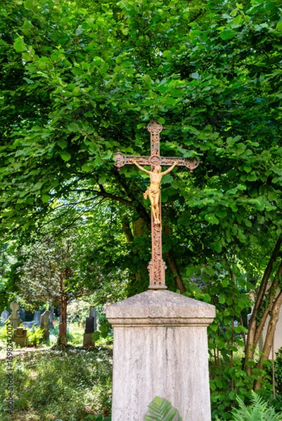 Obraz Ein Kreuz mit Jesus auf einem Grabstein  Alter Südfriedhof München
