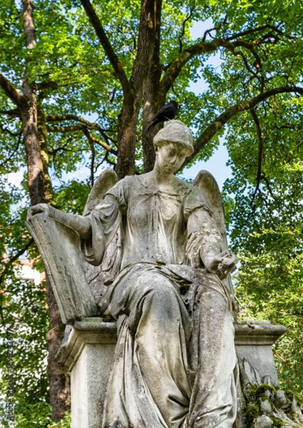 Obraz sehr großer Engel sitzt auf einem Grabstein wie auf einem Stuhl Alter Südfriedhof München