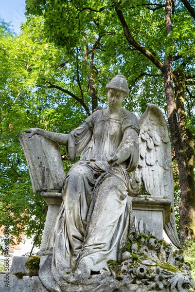 Obraz sehr großer Engel sitzt auf einem Grabstein wie auf einem Stuhl Alter Südfriedhof München