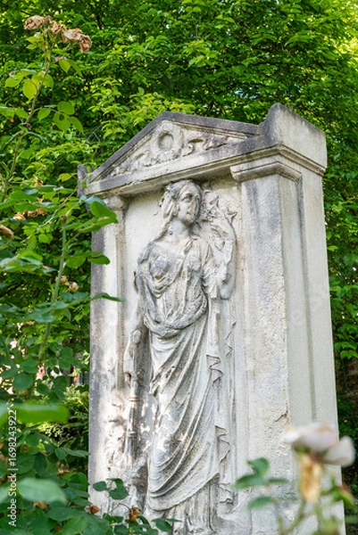 Obraz Schöner sehr alter Grabstein unter einem Baum Alter Südfriedhof München