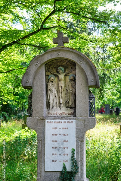 Obraz Grabstein einer Familie mit Kreuzigungsszene und einem Steinkreuz Alter Südfriedhof München