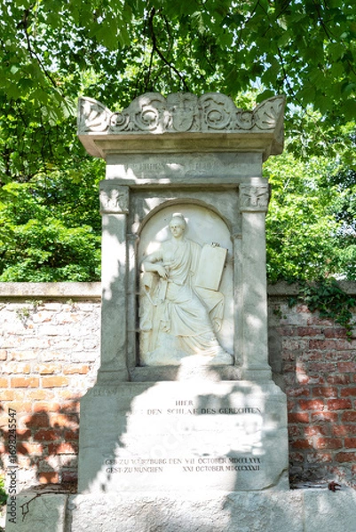 Obraz sehr schöner alter Grabstein mit vielen Verzierungen Alter Südfriedhof München