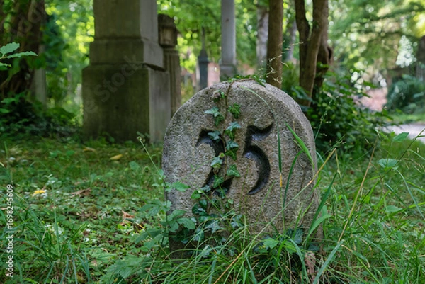 Obraz schöne alte Feldnummer am Wegesrand Alter Südfriedhof München