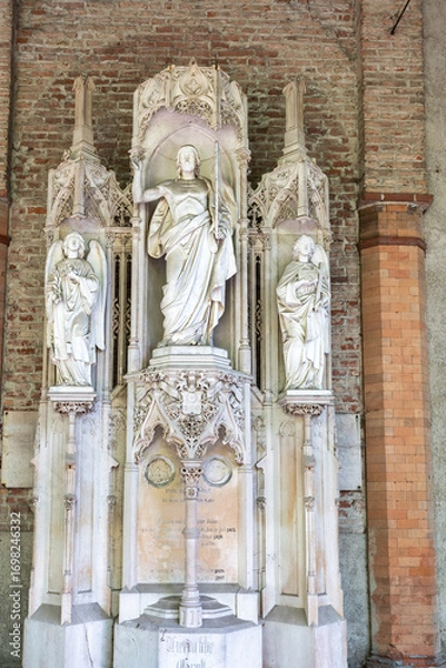 Obraz Sehr altes großes Familiengrab vor einer Ziegelwand mit Bibelszenen Alter Südfriedhof München