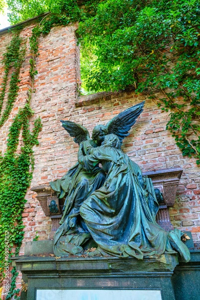 Obraz Ein großer Engel empfängt den Verstorbenen schöne Grabstätte vor eine Ziegelmauer Alter Südfriedhof München