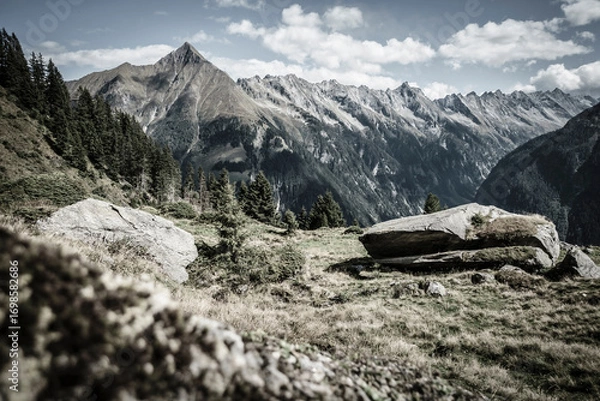 Fototapeta Berglandschaft mit rieseigen Felsen und Weitblick