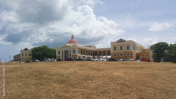 Obraz edificio grande y viejo en el pueblo