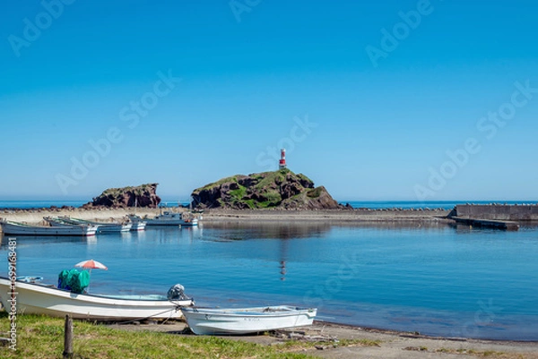 Fototapeta 【青森県深浦町：風合瀬漁港】日本海のひなびた漁港に停泊する漁船