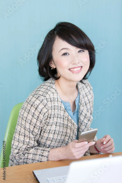 Fototapeta パソコンを操作するビジネスウーマン