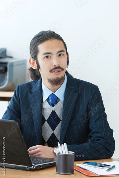 Fototapeta パソコンを操作するビジネスマン