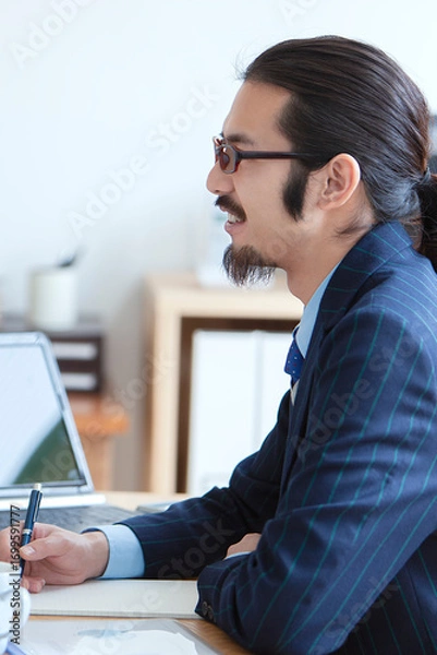 Fototapeta 打ち合わせをする眼鏡をかけたビジネスマン