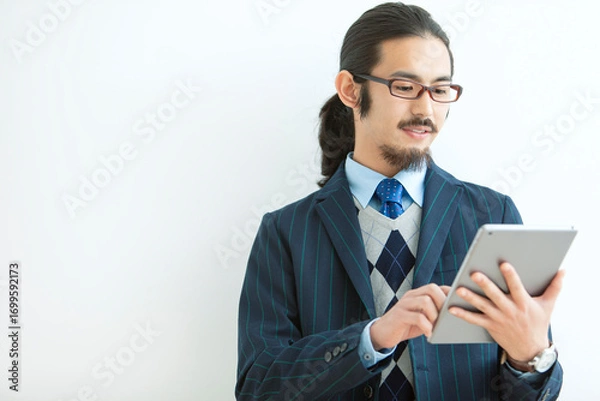 Fototapeta タブレットを操作するビジネスマン
