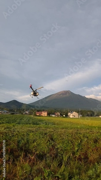 Obraz 秋の空を飛ぶ無人ヘリコプター