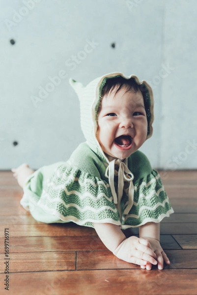 Obraz ボンネットをかぶるうつ伏せの赤ちゃん