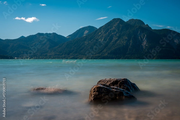 Fototapeta Walchensee mit Alpenpanorama und Felsen im Vordergrund – Langzeitbelichtung in Bayern
