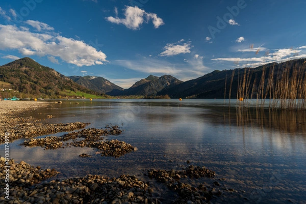 Fototapeta Schliersee mit Alpenpanorama und ruhigem Wasser bei Abendlicht – Frühling in Oberbayern