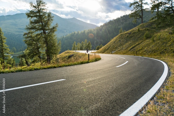 Fototapeta Asphalt Road w Austrii, Alpy w letni dzień.