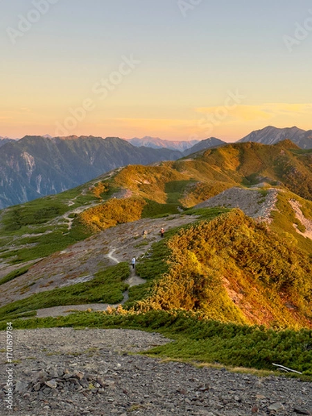 Obraz 朝日に輝く蝶ヶ岳稜線と蝶槍へ向かう登山者