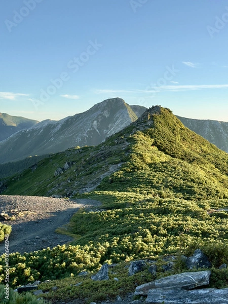 Obraz 朝日に輝く蝶槍のピークと常念岳の稜線