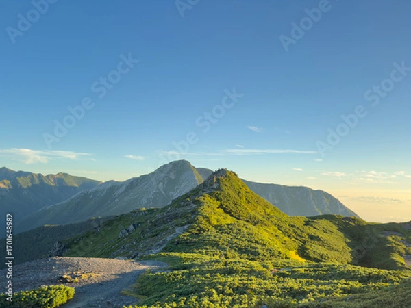 Obraz 朝日に輝く蝶槍のピークと常念岳の稜線