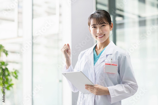 Obraz 病院で働く若い女性医師「撮影協力：スカパー東京メディアセンター」