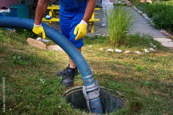 Obraz Opróżnianie szamba przydomowego. Oczyszczanie szlamu z kanalizacji.