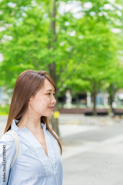 Fototapeta 笑顔の女性　外出