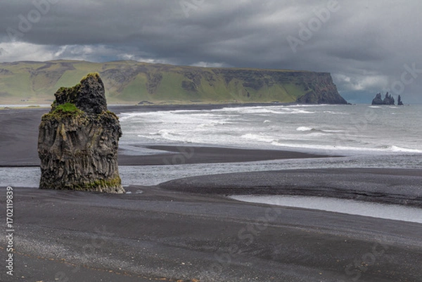 Fototapeta Vue sur la plage de Reynisfjara, la plage emblématique au sable noir volcanique d'Islande, depuis Dyrhólaey